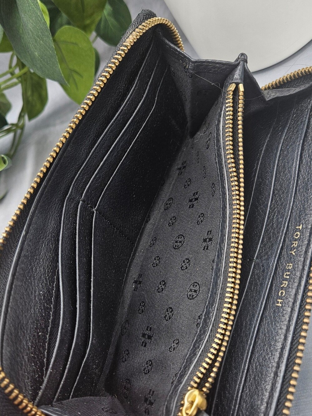 Tory Burch black continental wallet features a prominent embossed logo and leath - Picture 10 of 15